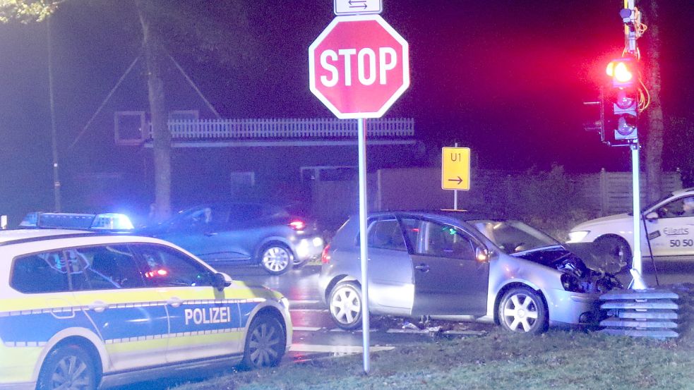 Zwei Autos sind in Wallinghausen zusammengestoßen. Eines der beiden Fahrzeuge wurde durch den Aufprall in die Ampelanlage geschoben. Foto: Heino Hermanns