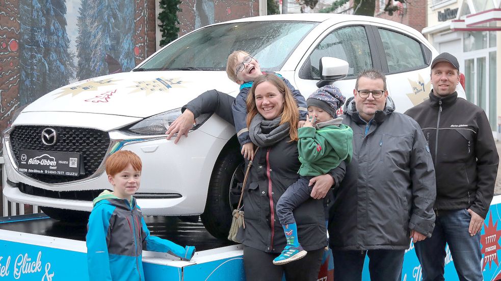 Fritz (von links), Frerk, Anja und Reemt Wöller freuen sich über ihr neues Auto. Übergeben wurde es von Jens Coordes (Kaufmannschaft) und Hilko Ubben (Autohaus Ubben). Foto: Romuald Banik