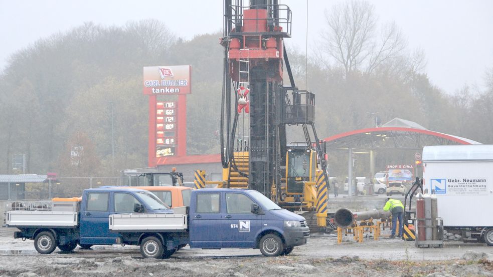 Die Vorbereitungen für das neue E-Center laufen. Zur Baufirmen-Folklore gehört auch ein kleiner Weihnachtsmann, der die Neumann-Ramme hochklettert. Im Hintergrund ist die Carl Büttner-Tankstelle an der Abzweigung zur Bundesstraße 72 zu sehen. Foto: Aiko Recke