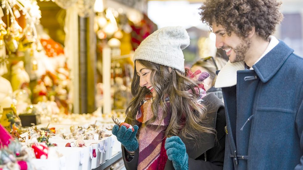 Der Weihnachtsmarkt bietet sich im Winter als Dating-Location an. Foto: imago images / Westend61