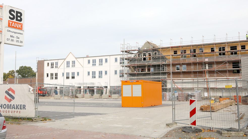 So sieht die neue Kaufhalle vom Breiten Weg aus. Zur Adventszeit sollen der Supermarkt und die Drogerie bereits eröffnen. Foto: Romuald Banik