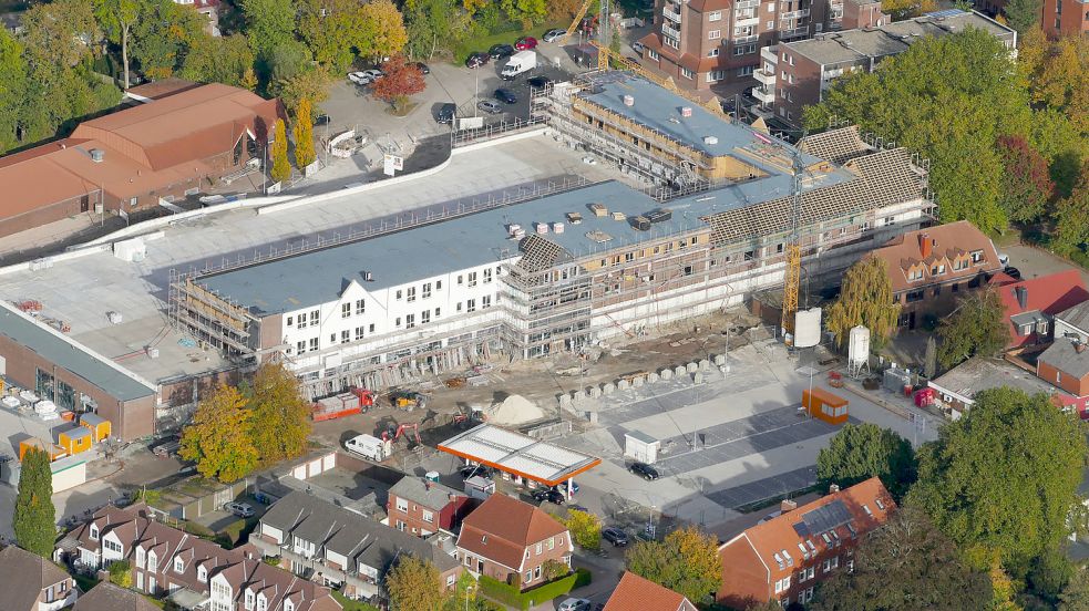 Die neue Kaufhalle mit den bereits im Bau befindlichen Wohnungen und Räumen für ein Hotel auf dem Dach. Im Hintergrund ist das Auricher Schützenhaus zu sehen. Foto: Bernd Heiken