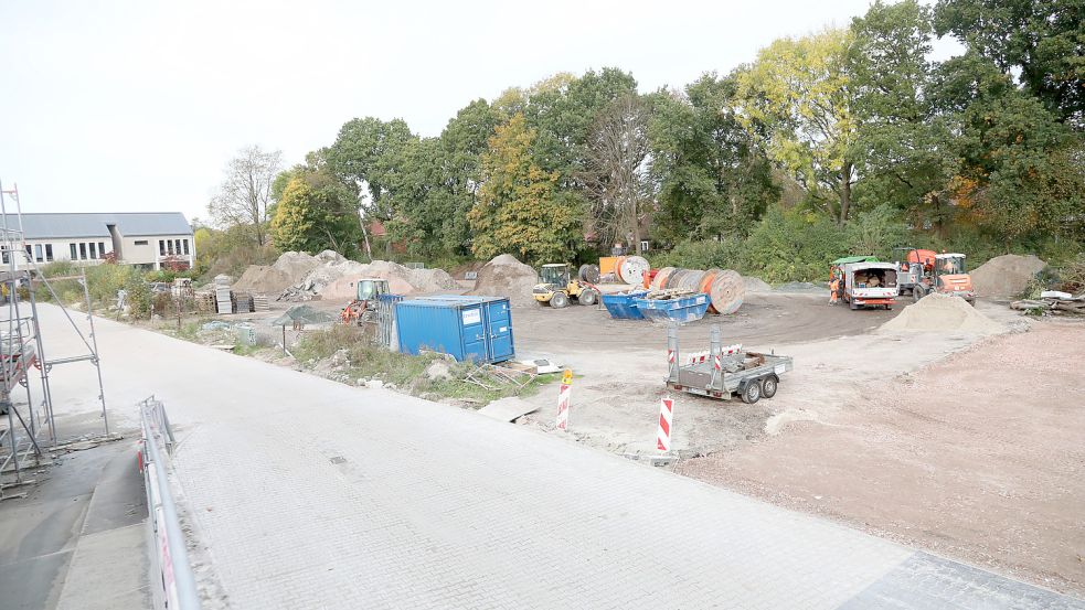 Zwischen Schützenhaus und Familienzentrum (im Hintergrund) lagert jetzt noch Material. Am Schützenhaus sind aber zwei weitere Geschäfte und möglicherweise sogar ein Pflegeheim vorgesehen. Foto: Romuald Banik