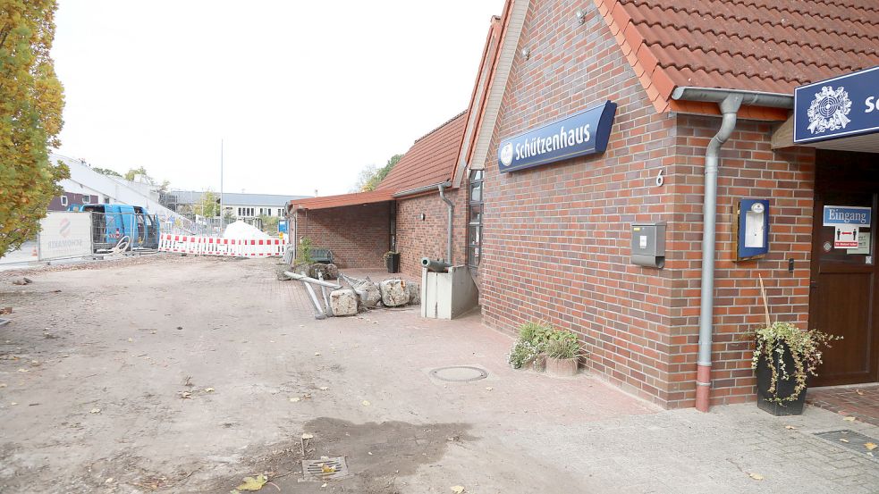 Das Schützenhaus liegt seit Monaten quasi mitten auf der Baustelle. Dem Verein gehört ein Teil des großen Kaufhallengeländes. Zum Teil ist es in Erbpacht an den Investor überlassen. Ein Teil wurde auch verkauft. Foto: Romuald Banik