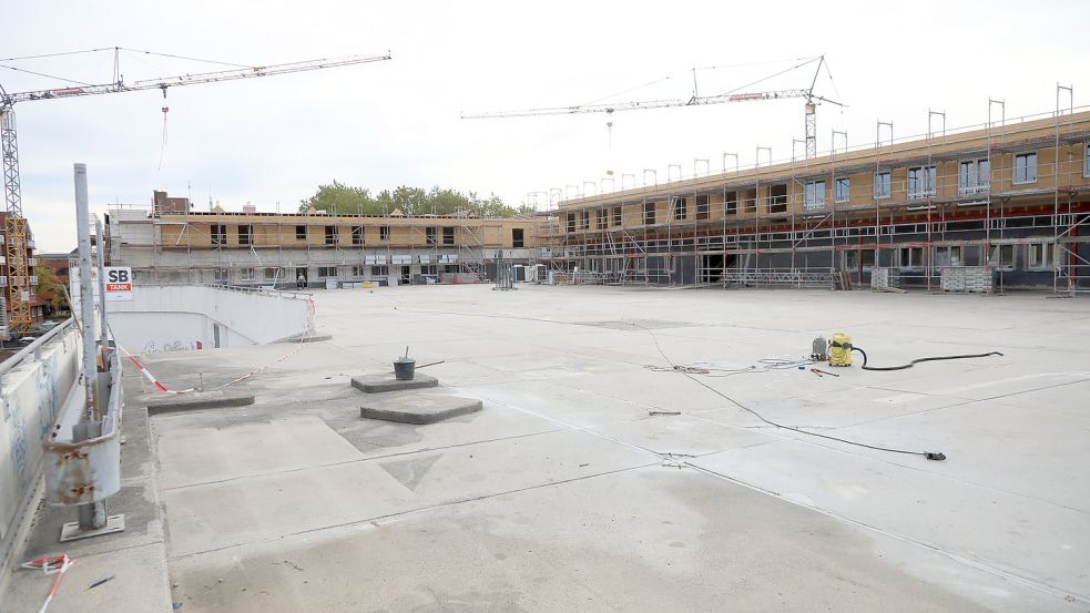 Oben auf dem Parkdeck ist immer noch Platz für Autos. Dort sind nun aber auch Wohnungen und Hotelzimmer im Bau. Foto: Romuald Banik