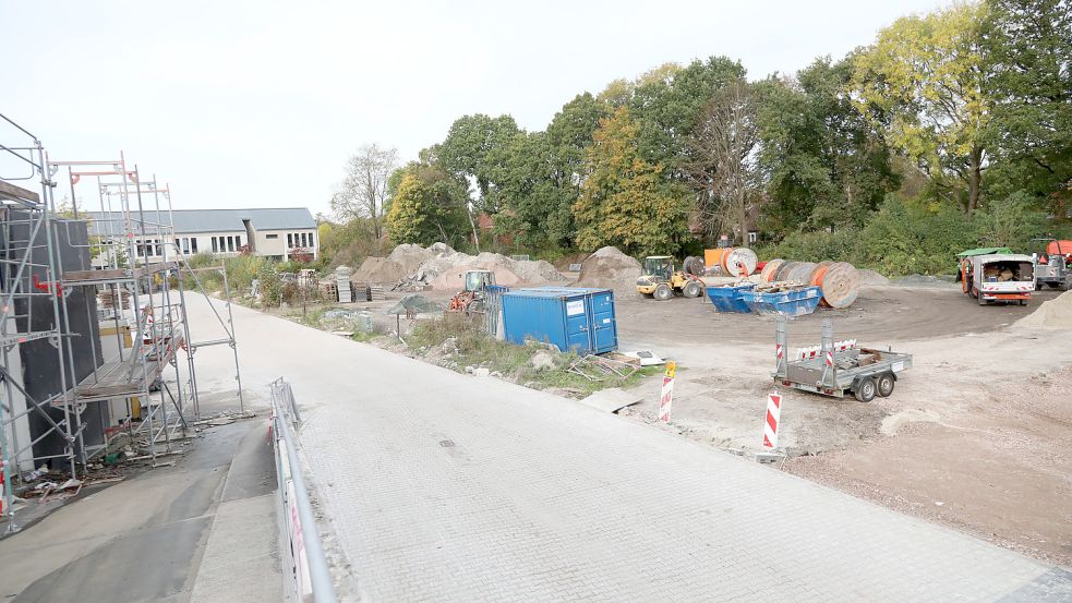 Auf dem Gelände zwischen dem Schützenhaus und dem Familienzentrum (im Hintergrund) plant der Investor ein weiteres Gebäude mit einem Action- und einem Fressnapf-Markt sowie Seniorenwohnen im Obergeschoss. Foto: Romuald Banik