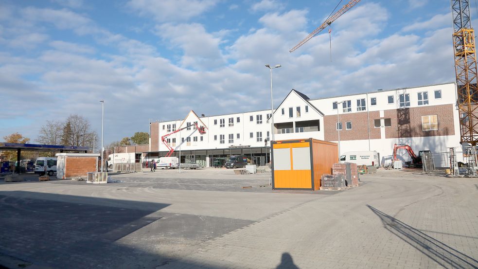 Neben dem XL-Combi, der auf die Pferdemarktseite des Gebäudes zieht, eröffnen in dem Komplex zum großen Parkplatz hin auch ein DM-Markt und eine Fressnapf-Filiale. Foto: Romuald Banik