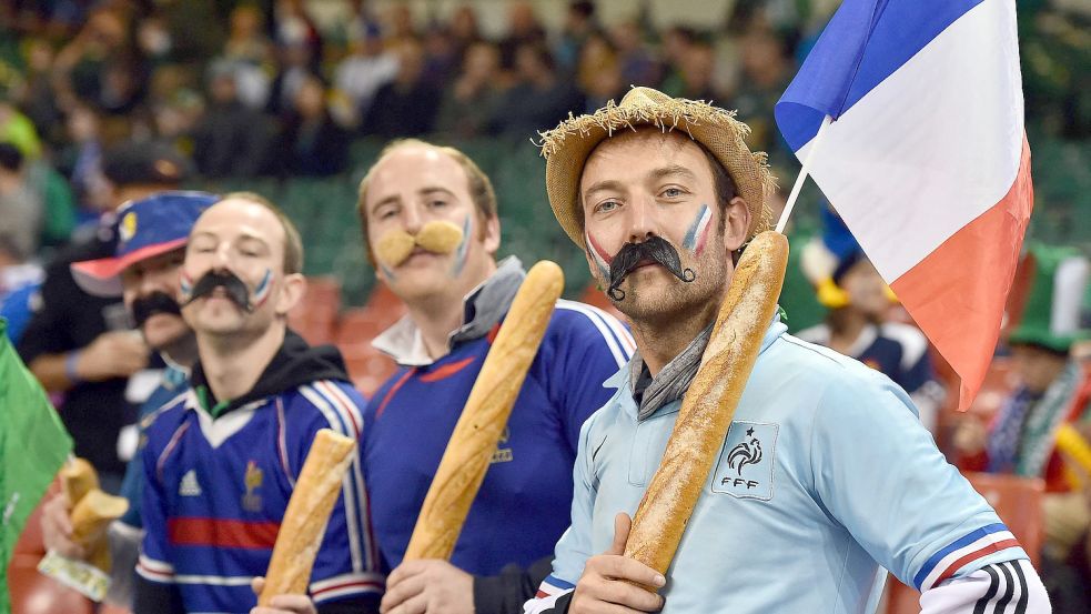 Das Baguette - es lebe hoch? Nicht ganz. Französische Fußballfans jubeln hier 2006 mit Baguettes über ihre Mannschaft bei der Fußballweltmeisterschaft in München. Foto: AFP/GABRIEL BOUYS