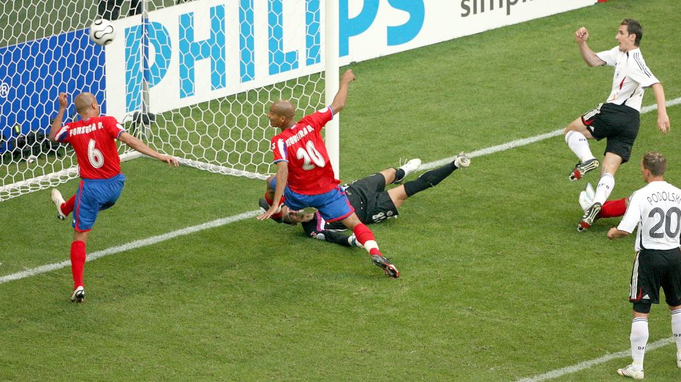 Vor mehr als 16 Jahren standen sich Deutschland und Costa Rica zum ersten und einzigen Mal bei einer Fußball-Weltmeisterschaft gegenüber. Damals setzte sich die deutsche Elf bei der Heim-WM mit 4:2-Toren durch. Miroslav Klose (rechts) markierte die zwischenzeitliche 3:1-Führung. Lukas Podolski (Nummer 20) schaute zu, wie der Ball ins Netz flog. Foto: DPA