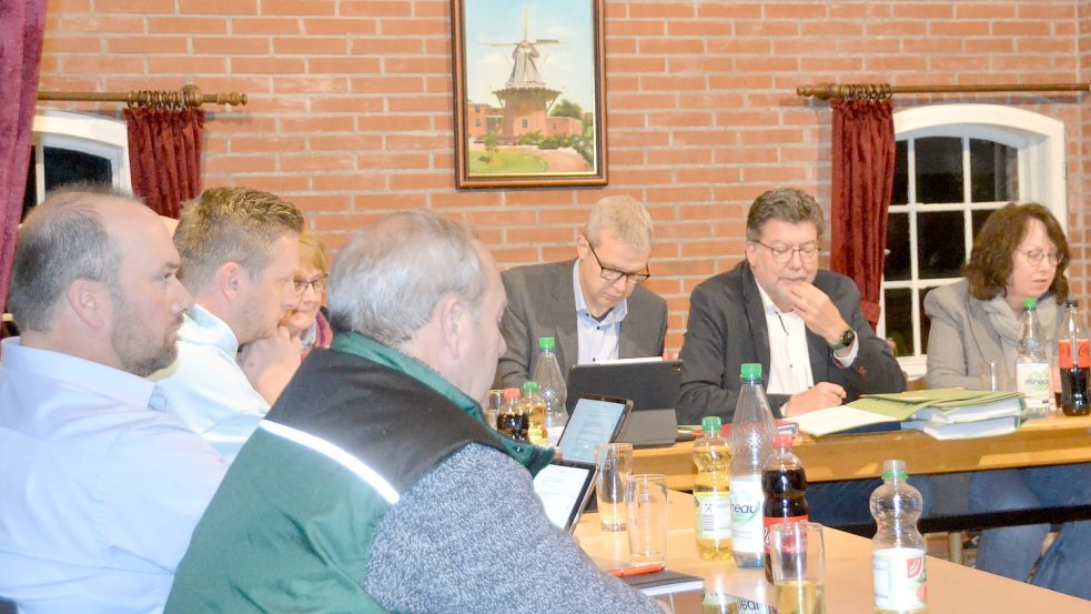 Sitzung im „Oll Boo“: Der angegriffene BWG-Ratsherr Johannes Hogelücht (links) mit seinen Gruppenkollegen. Hinten (von links) Stellvertretender Gemeindedirektor Jochen Behrends, Gemeindedirektor und Samtgemeinde-Bürgermeister Gerhard Ihmels und Ratsvorsitzende Gisela Riesebeck. Foto: Aiko Recke