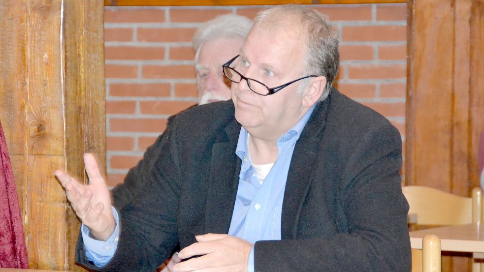 „Moin“-Ratsherr Heinrich Ubben stellte ein halbes Dutzend Anträge und las einen Text vor, in dem er eine Situation auf dem Leezdorfer Dorffest schilderte. Foto: Aiko Recke