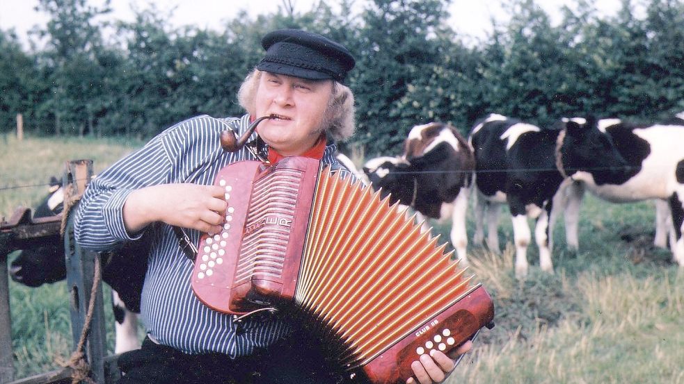 Mit seinen plattdeutschen „Schgangsongs“ feierte Hannes Flesner Erfolge. Das Foto des plattdeutschen Barden zeigt ihn um 1980. Foto: Privatarchiv Flesner