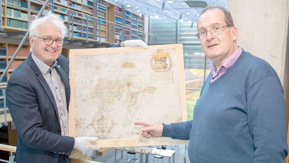 Dr. Paul Weßels (links), Leiter der Landschaftsbibliothek, und Dr. Stefan Krabath mit der historischen Karte. Foto: privat