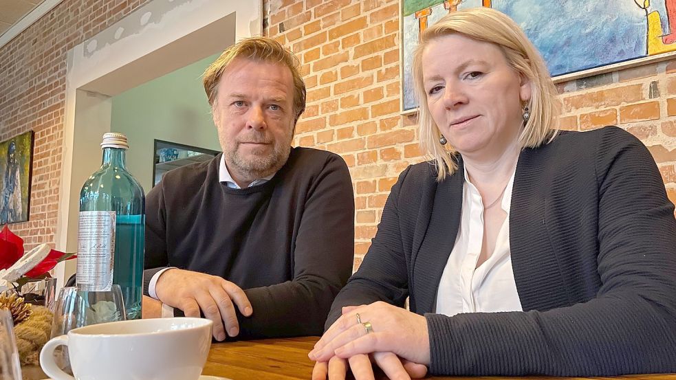 Silke und Niels Plaisir in ihrem Restaurant Ankerplatz. Das ist jetzt zum zweiten Mal vom Landkreis Leer geschlossen worden. Für das Unternehmer-Ehepaar ein emotionaler Härtetest. Foto: Janßen