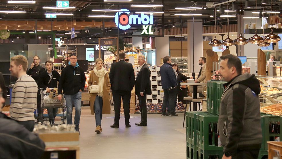 Noch keine Kunden, sondern viele Mitarbeiter bevölkerten am Mittwochabend den neuen Combi XL am Auricher Pferdemarkt. Foto: Heino Hermanns