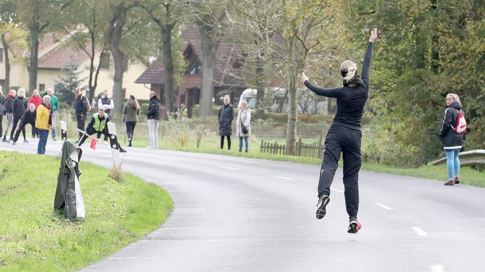 Die Ihlowerin Verena Janssen wirft die Gummikugel durch eine Kurve. Bahnanweiser Fabian Schmidt und einige Zuschauer erwarten die rote Kugel. Am Sonnabend empfängt Ihlow den souveränen Tabellenführer Südarle. Eine Herausforderung für die Gastgeberinnen, die auf ihre Heimstärke setzen. Foto: Wilfried Gronewold