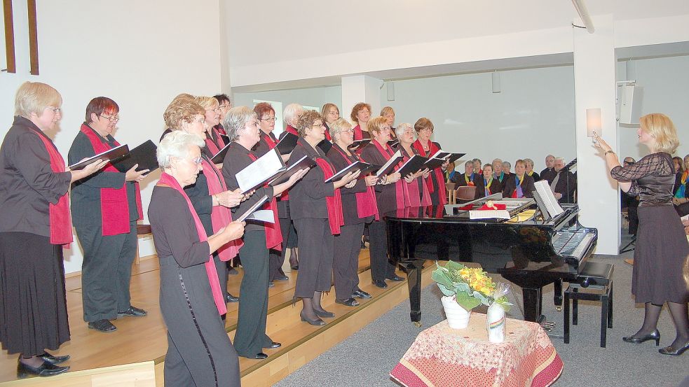 Sommerkonzert des Auricher Frauenchores „Frisia“ mit seiner damaligen Chorleiterin Imke Brandenburg in den Räumlichkeiten der Freien evangelischen Gemeinde in Aurich. Foto: Gerd-Arnold Ubben