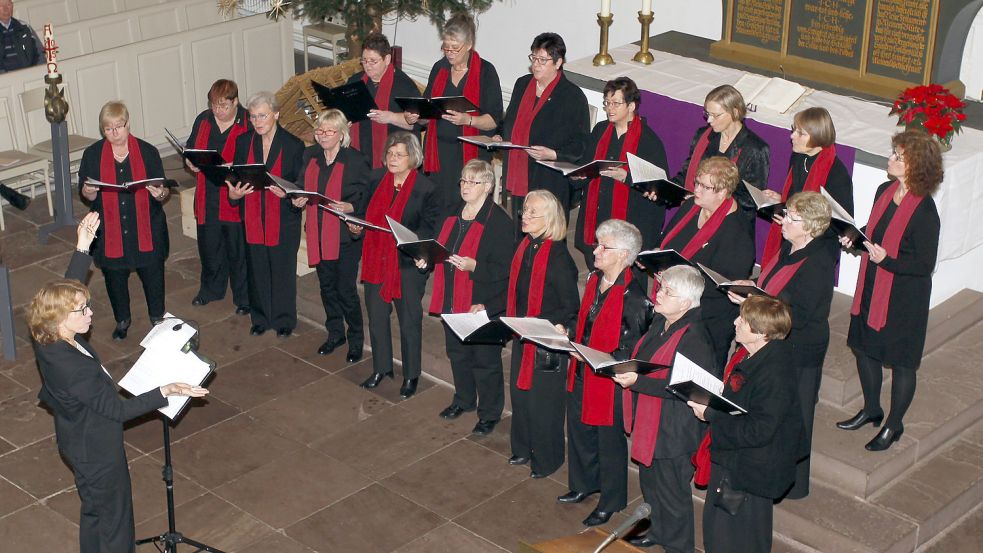 2014 übernahmen die Frisia-Frauen und ihre damalige Chorleiterin Petra Maria Bondzio die Gestaltung des Weihnachtssingens in der Auricher Lambertikirche vom Männergesangverein „Frisia“. Foto: Günther Lübbers
