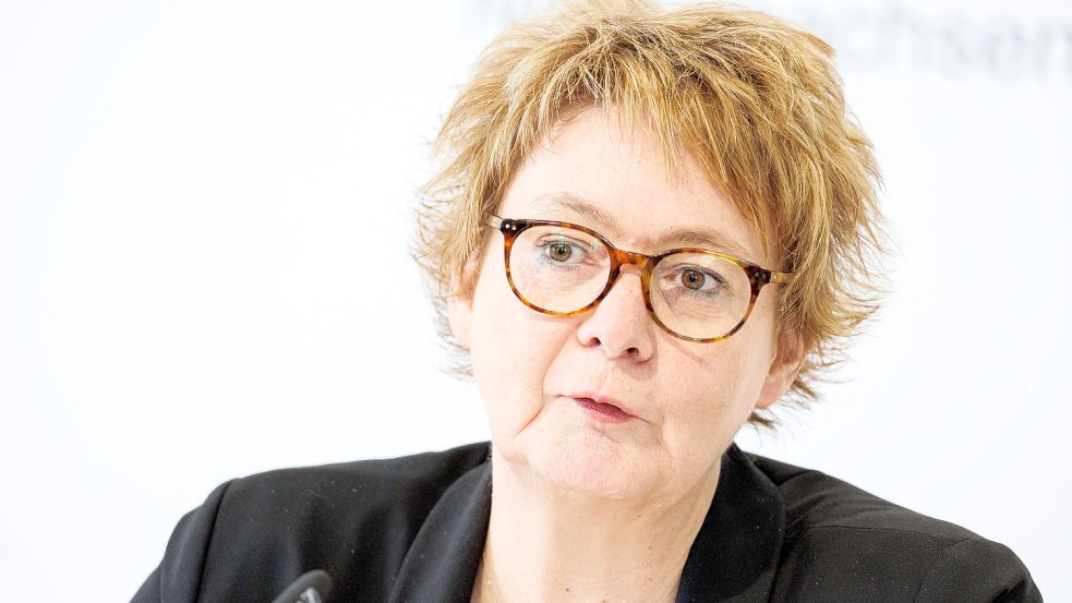 „Wenn die Lage vor Ort es erfordert, müssen die Kliniken auch Personal von den Erwachsenenstationen einsetzen oder geplante Operationen verschieben“, macht Gesundheitsministerin Daniela Behrens (SPD) die angespannte Lage angesichts der RSV-Infektionen deutlich. Foto: Michael Matthey/dpa