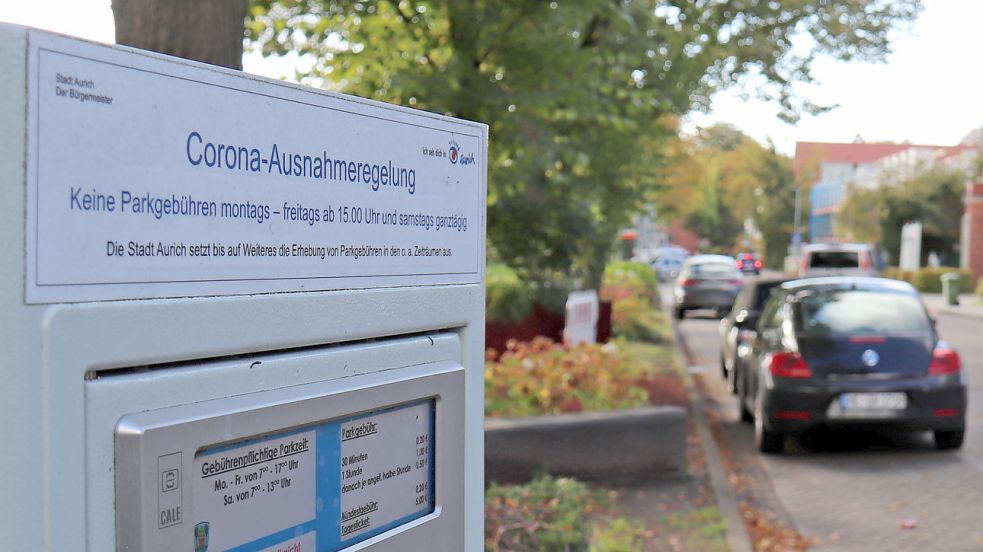 Wenn der Auricher Stadtrat nichts anderes beschließt, müssen die Aufkleber bald von den Parkautomaten entfernt werden. Foto: Heino Hermanns