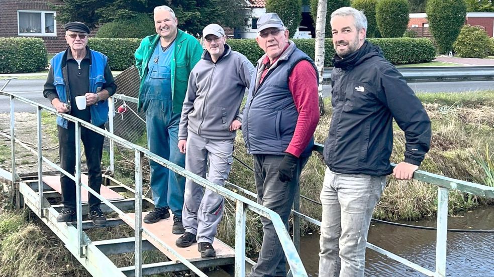 Bei der jüngsten Sanierung der Brücke kümmerten sich Helmuth Kolter (von links), Gerrit Platte, Helmut Thesing, Gerd Lühring und Matthias Schmucke darum, dass sie wieder einige Jahre in gutem Zustand ist. Foto: Privat