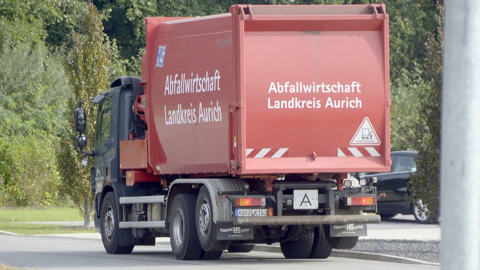 Ein Müllfahrzeug des Abfallwirtschaftsbetriebs des Landkreises Aurich. Foto: Wilfried Frerichs