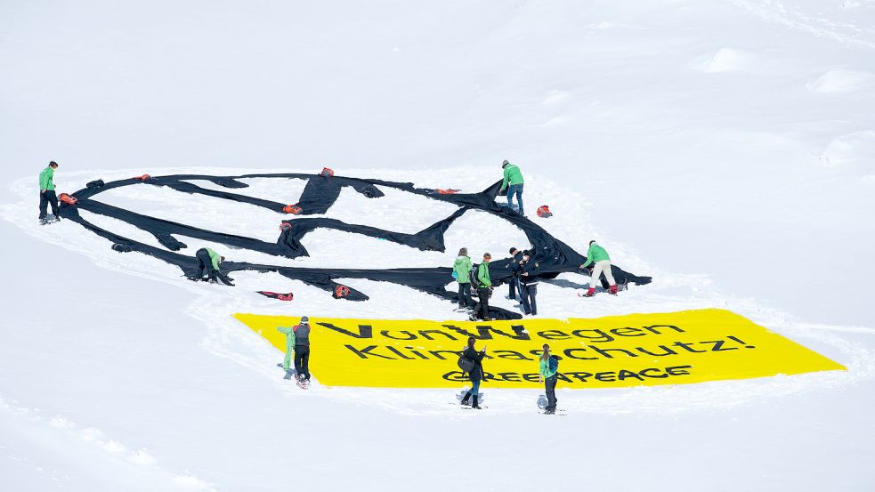 Aktivisten von Greenpeace haben auf dem Gletscher an der Zugspitze ein VW-Logo und ein Banner mit der Aufschrift „VonWegen Klimaschutz“ ausgerollt. Foto: DPA