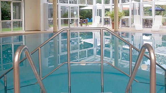 Das runde Schwimmbecken im Seminarhotel wird vor allem für Aqua-Kurse der KVHS benötigt. Foto: KVHS Aurich