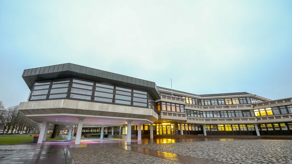Das Auricher Rathaus soll demnächst Strom erzeugen und sparsamer mit Heizungswärme sein. Foto: Romuald Banik