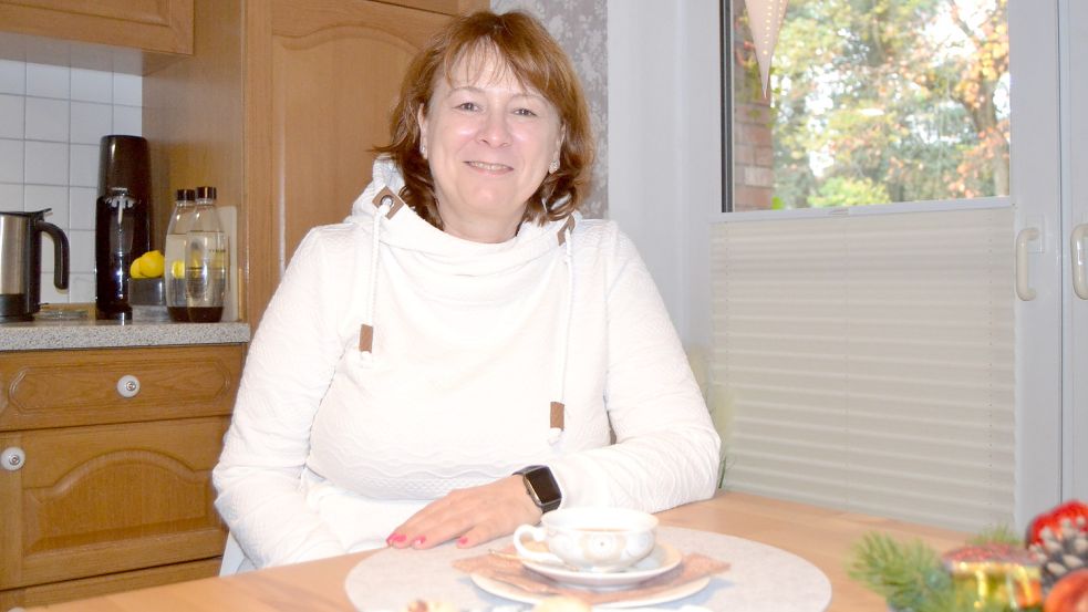 Die Auricherin Peggy Herz an ihrem Küchentisch. Im vergangenen Jahr erhielt sie die Diagnose Nierenkrebs. Foto: Neelke Harms