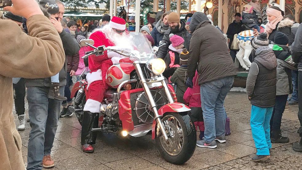 Blickfang: Der Nikolaus schaute schon einmal auf heißen Reifen in Aurich vorbei. Foto: privat