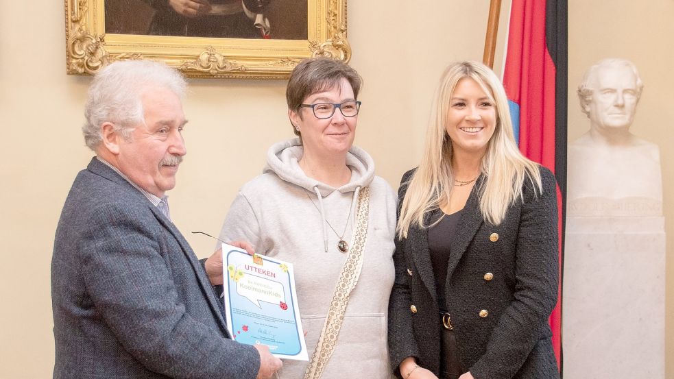Rico Mecklenburg überreicht Susanne Horsch-Weber und Katharina Meyerhoff vom Kindergarten Koolmannkids aus Norden die Urkunde „Mehrsprachiger Kindergarten“. Foto: Ostfriesische Landschaft
