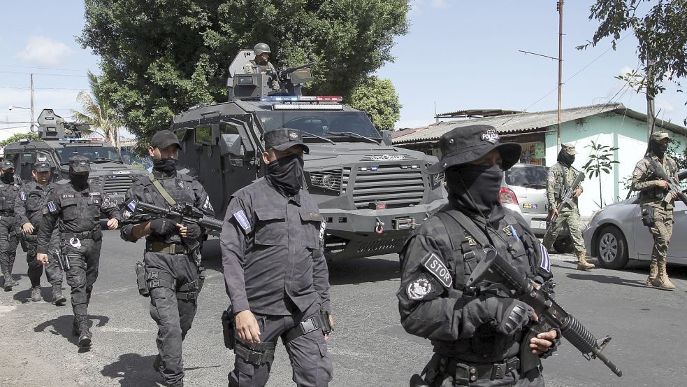 Im Kampf gegen Bandenkriminalität in El Salvador haben rund 10.000 Soldaten und Polizisten die Großstadt Soyapango umstellt. Foto: dpa/AP/Salvador Melendez