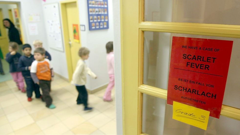 Ein Schild warnt vor Scharlach in einer internationalen Vorschule in Berlin. (Symbolbild) Foto: Tim Brakemeier/dpa
