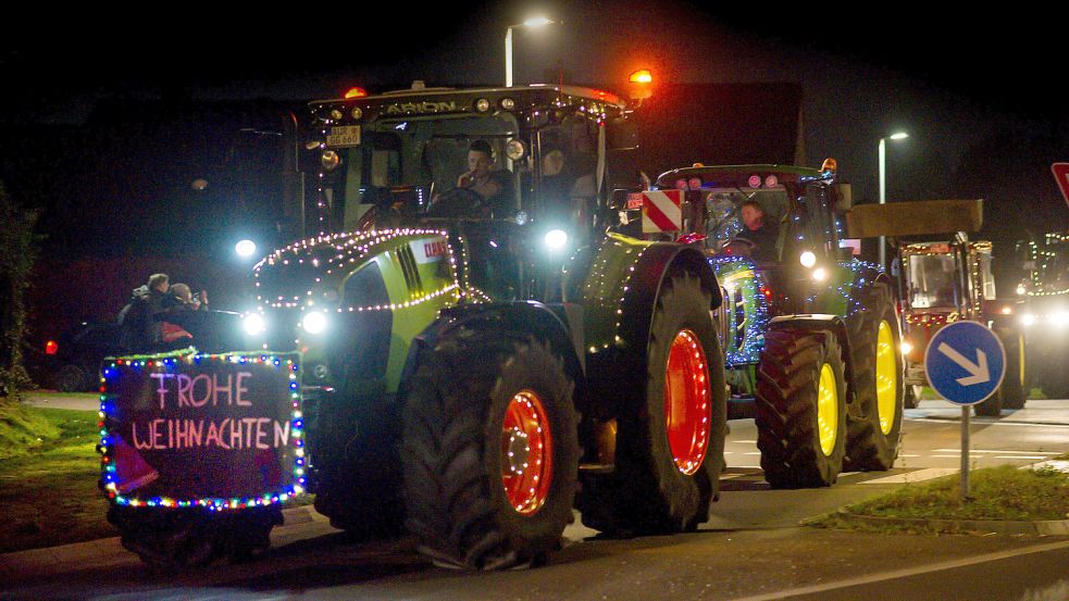 „Frohe Weihnachten“ wünschten die Landwirte den Zuschauern, die entlang der drei Routen die geschmückten Fahrzeuge bewunderten. Foto: Stephan Friedrichs