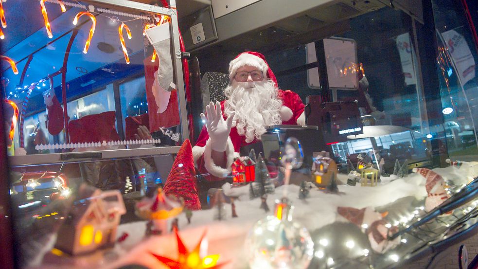 Mit dem Linienbus aus Cloppenburg war der Weihnachtsmann nach Aurich gekommen. Foto: Stephan Friedrichs