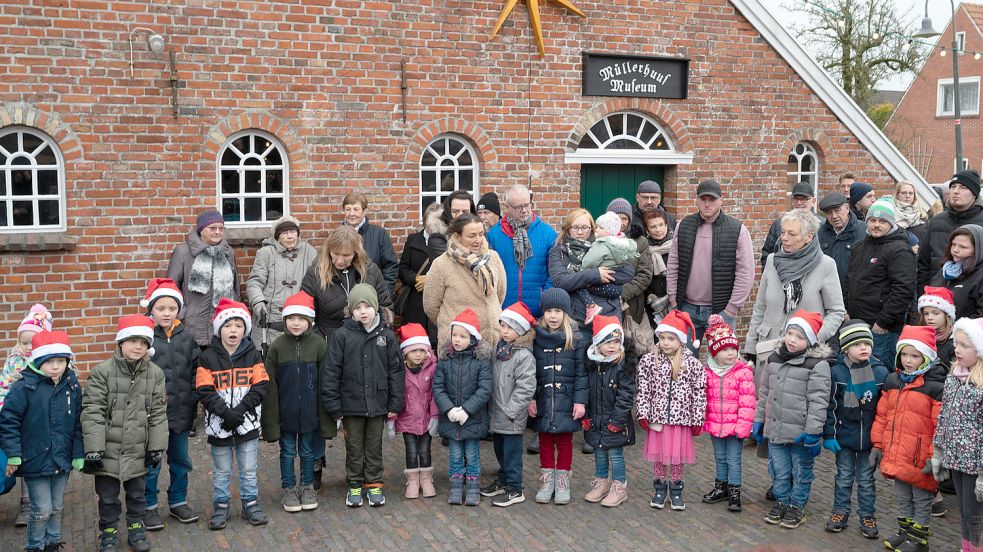 Die Kinder des Kindergartens „Konfetti“ aus Leezdorf sangen weihnachtliche Lieder. Foto: Folkert Bents