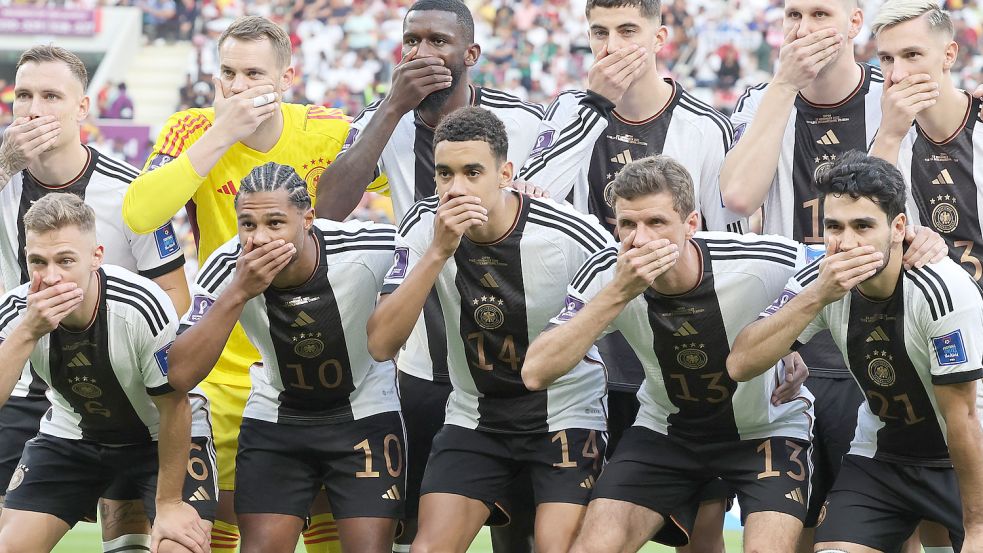 Vor dem Duell gegen Japan machten die Spieler der DFB-Elf eine Mund-zu-Geste. Foto: dpa/Christian Charisius
