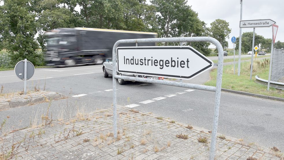 Der jetzige Verkehrsfluss an der Ausfahrt des Gewerbegebiets an der Hansestraße bekommt vom Gutachten die Schulnote 2: Die Wartezeiten, um auf die Bundesstraße abzubiegen, seien gering. Foto: Thomas Dirks