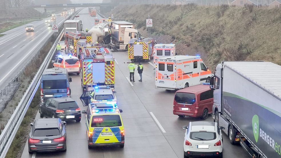 Auf der A1 zwischen Lohne-Dinklage und Holdorf kam es zu einem schweren Unfall. Die Strecke Richtung Osnabrück ist derzeit dicht. Foto: NWM-TV
