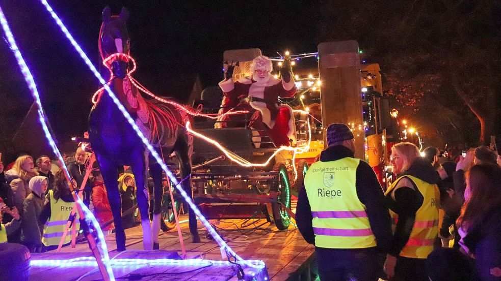 Der Weihnachtsmann alias Rudi Seeberg kam mit dem Schlitten – auf einem Tieflader. Foto: Heino Hermanns