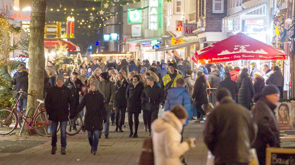 Viel los war in der Auricher Innenstadt am Sonnabend gegen 20 Uhr. Foto: Stephan Friedrichs