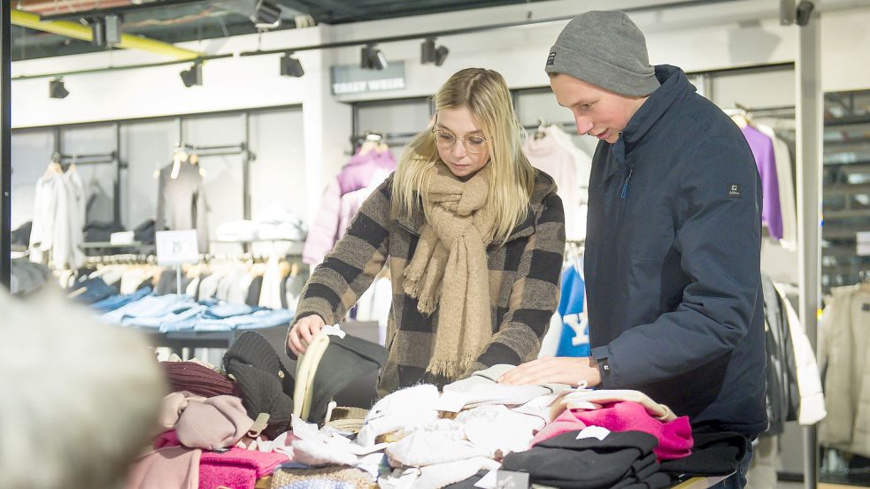 Christina und Christian Wirdemann waren aus Großheide zum Weihnachtszauber gekommen. Bei der Gelegenheit machten sie auch einen Einkaufsbummel in Aurich. Foto: Stephan Friedrichs