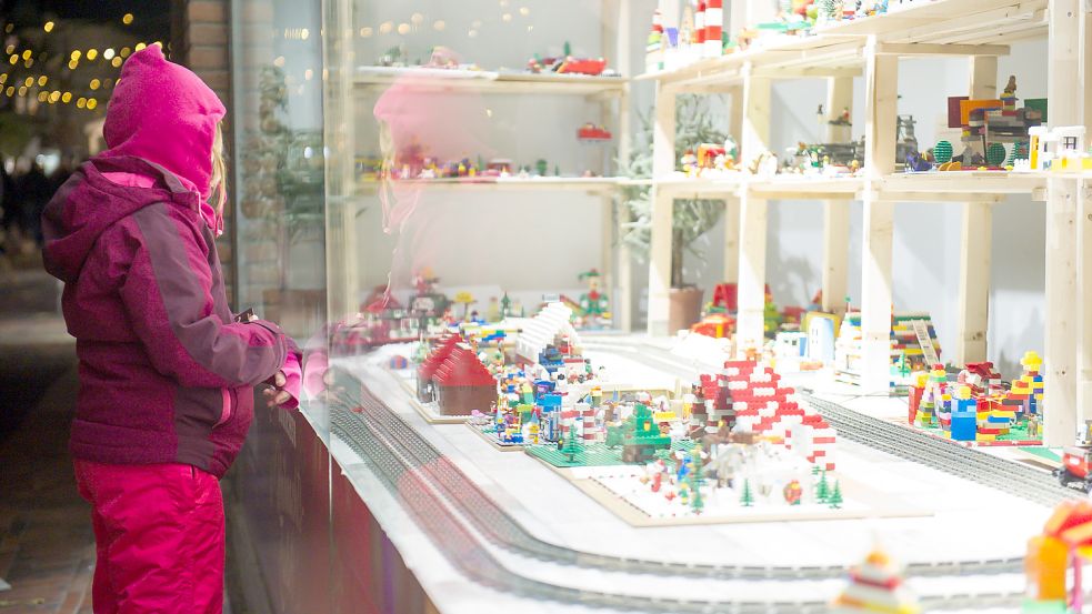 Die jüngsten Besucher informierten sich im Silomon-Schaufenster über die Lego-Bauwerke, die für den Wettbewerb eingereicht wurden. Foto: Stephan Friedrichs