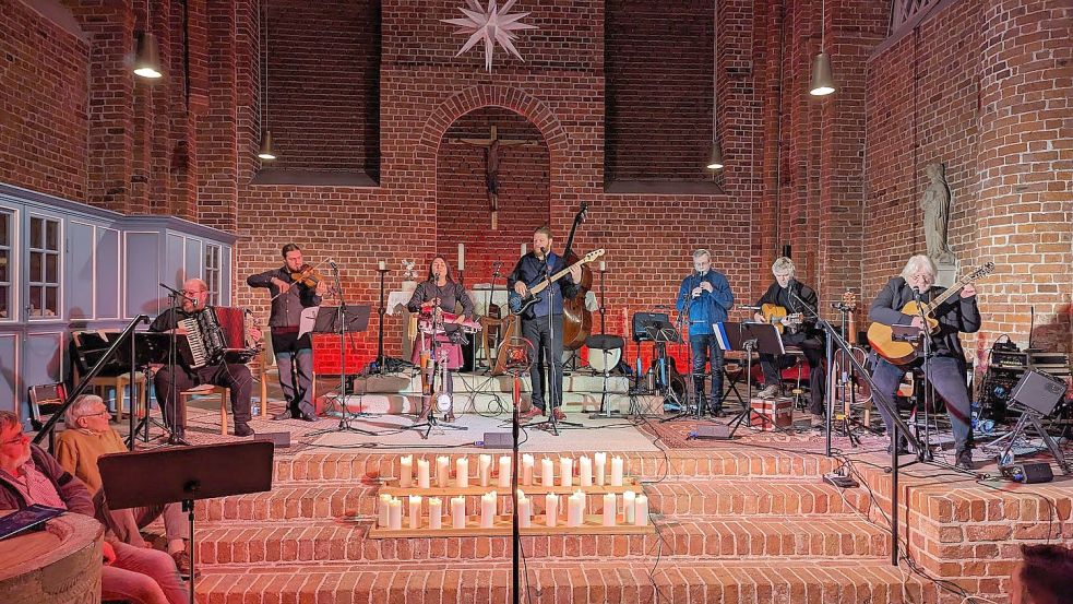 Albertus Akkermann (von links), Jonas Rölleke, Carmen Bangert, Keno Brandt, Jörg Fröse, Manuel Bunger und Gerd Brandt verwandelten die Marienkirche in eine Lüchterkark. Foto: Holger Kleen