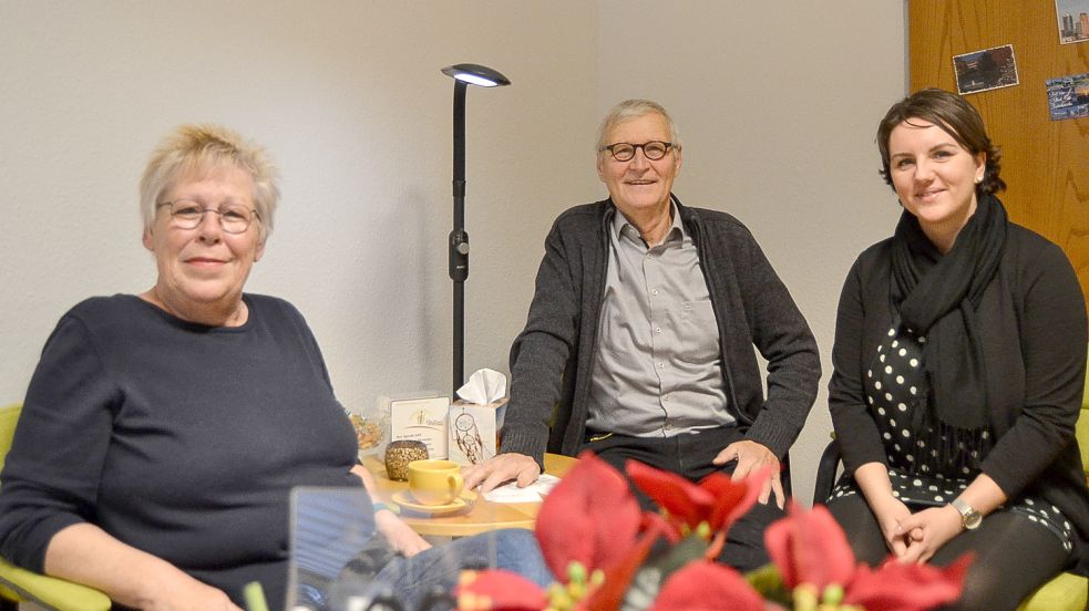 Sie sind die Gesichter der Auricher Beratungsstelle „Krebs und Beruf“: Meike Eschen (von links), Detlef Münk und Alexandra Eschen. Foto: Neelke Harms