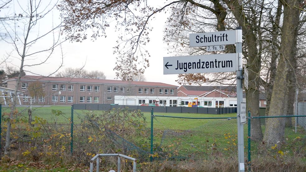 Neben dem Jugendhaus in Moordorf soll der Mehrgenerationenpark entstehen. Noch ist dort jedoch nichts von Bauarbeiten zu sehen. Foto: Franziska Otto