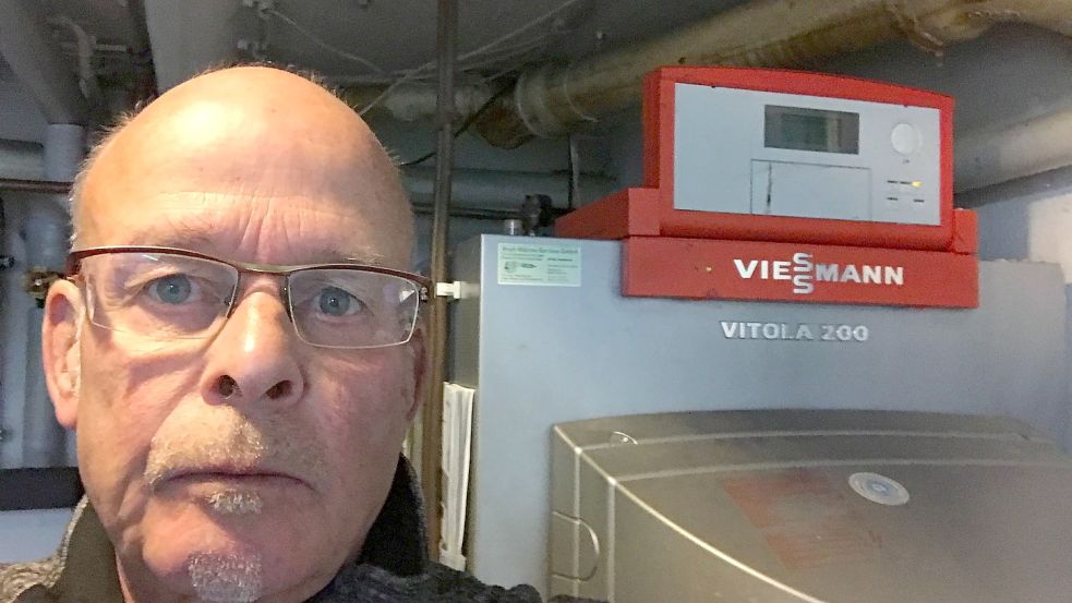 Frustriert: Unser Autor Joachim Schmitz vor der Ölheizung im Keller des von ihm gemieteten Hauses. Foto: Joachim Schmitz