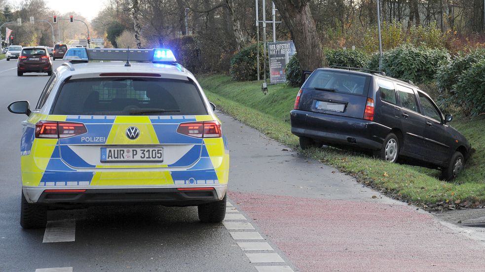 Der VW Polo landete an der Leerer Landstraße im Graben. Foto: Udo Hippen