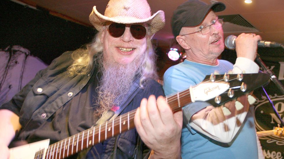 Gitarrist Raymond Voß (links) und Sänger Klaus Büchner von Torfrock während eines Konzerts 2012 in Berlin. Foto: DPA